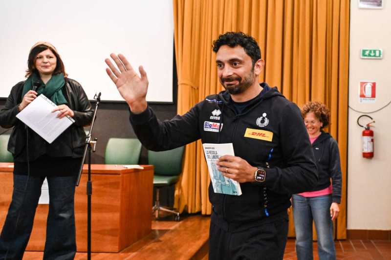 9 maggio 2023 Devide Mazzanti alla presentazione del libro "la regola del libero" di marghertia sassi a lanciano con i ragazzi del liceo scientifico indirizzo sportivo di lanciano