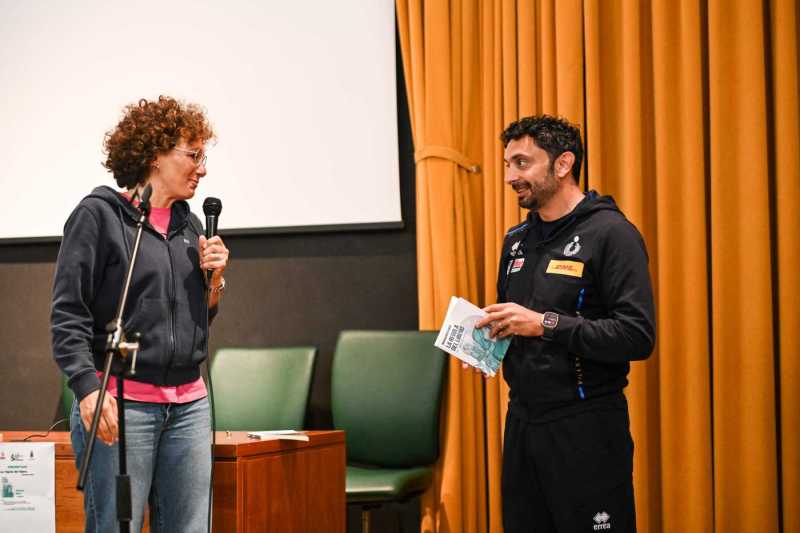 9 maggio 2023 Devide Mazzanti alla presentazione del libro "la regola del libero" di marghertia sassi a lanciano con i ragazzi del liceo scientifico indirizzo sportivo di lanciano