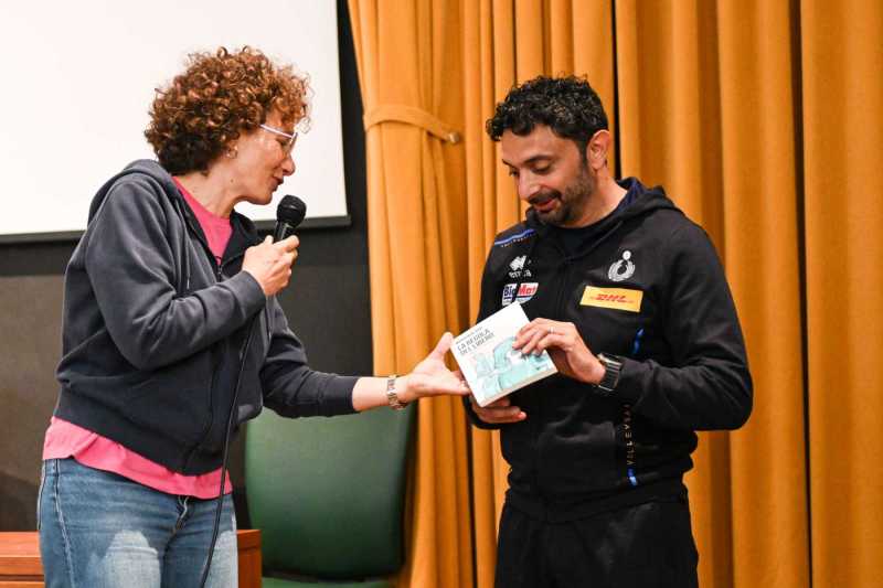 9 maggio 2023 Devide Mazzanti alla presentazione del libro "la regola del libero" di marghertia sassi a lanciano con i ragazzi del liceo scientifico indirizzo sportivo di lanciano