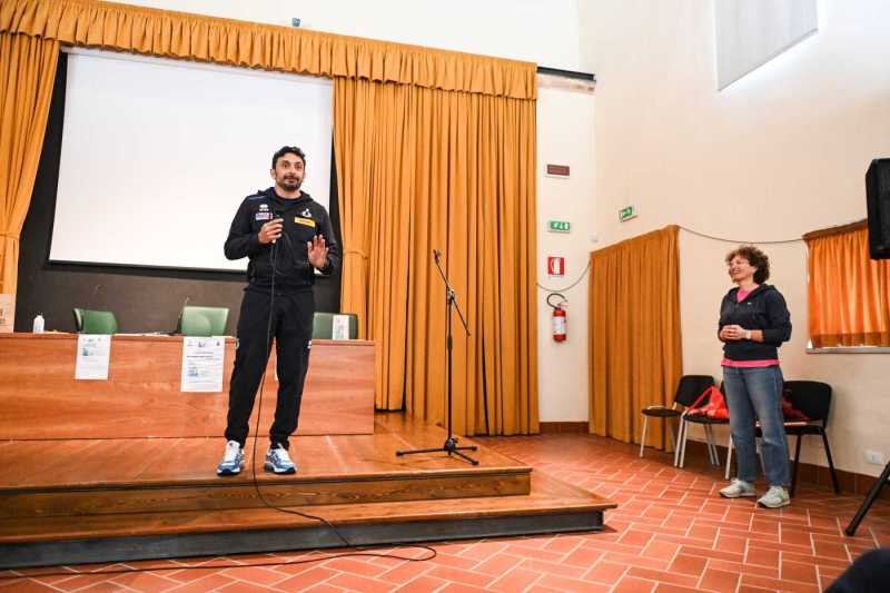 9 maggio 2023 Devide Mazzanti alla presentazione del libro "la regola del libero" di marghertia sassi a lanciano con i ragazzi del liceo scientifico indirizzo sportivo di lanciano