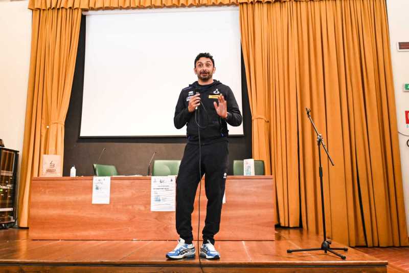9 maggio 2023 Devide Mazzanti alla presentazione del libro "la regola del libero" di marghertia sassi a lanciano con i ragazzi del liceo scientifico indirizzo sportivo di lanciano