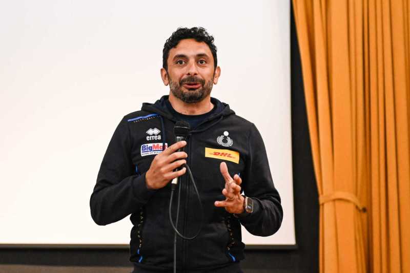 9 maggio 2023 Devide Mazzanti alla presentazione del libro "la regola del libero" di marghertia sassi a lanciano con i ragazzi del liceo scientifico indirizzo sportivo di lanciano