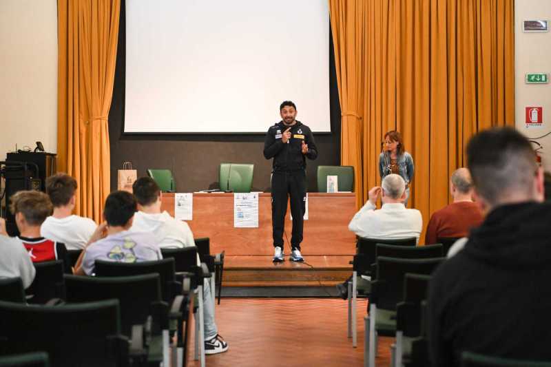 9 maggio 2023 Devide Mazzanti alla presentazione del libro "la regola del libero" di marghertia sassi a lanciano con i ragazzi del liceo scientifico indirizzo sportivo di lanciano