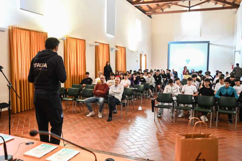 9 maggio 2023 Devide Mazzanti alla presentazione del libro "la regola del libero" di marghertia sassi a lanciano con i ragazzi del liceo scientifico indirizzo sportivo di lanciano