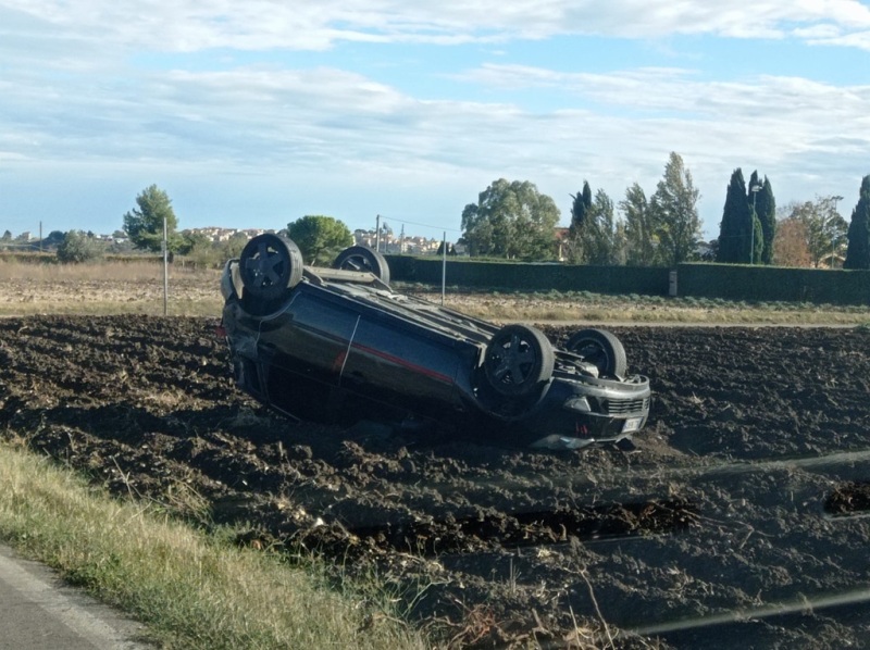 auto-ribaltata-monteodorosio-10nov2023-2