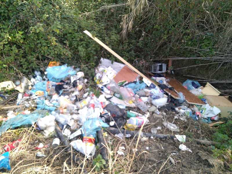 discarica-abusiva-lebba-ciclabile-4