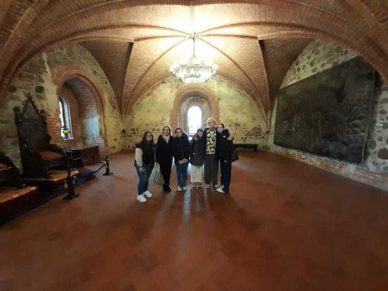 Con-gli-studenti-lituani-nel-castello-di-Trakai