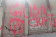 mura-imbrattate-tribunale-2