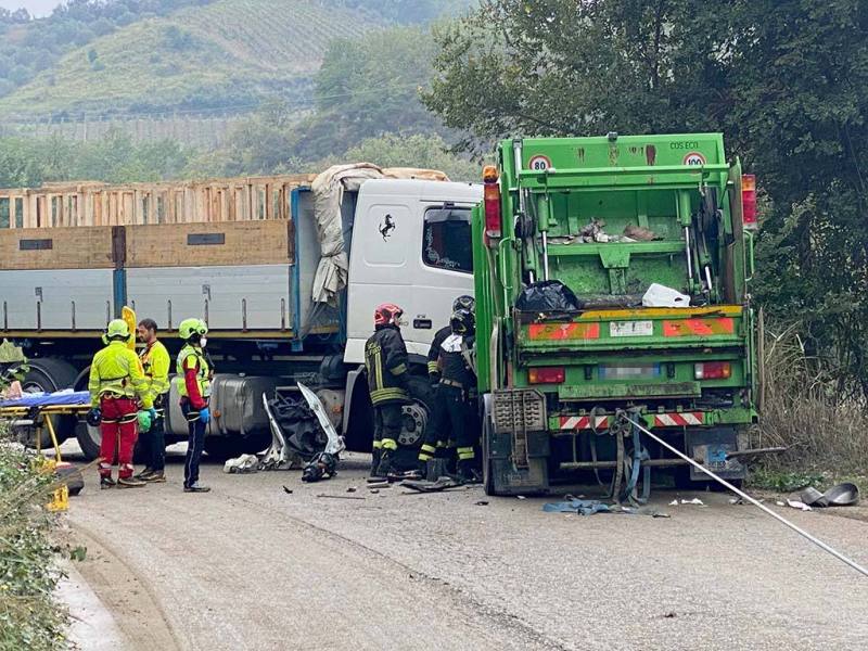 Scontro tra mezzi pesanti sulla fondovalle Cena