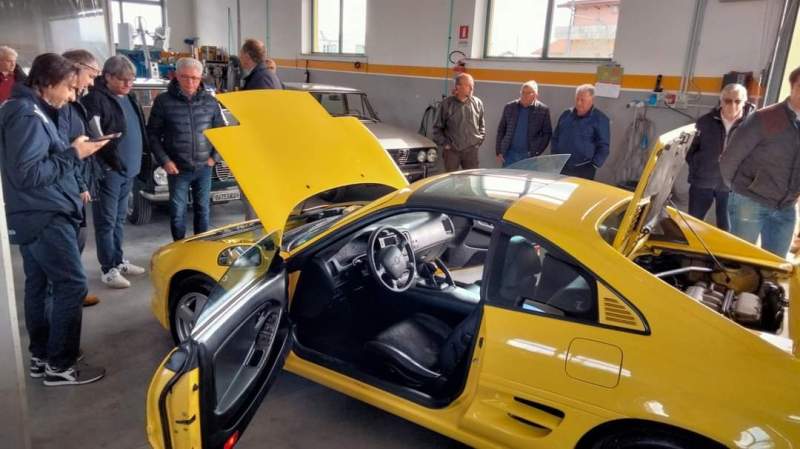 Un momento della verifica di una Toyota MR2 durante la sessione