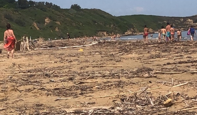 punta-penna-spiaggia-sporca-h