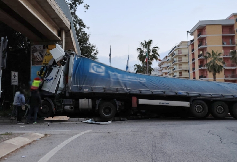 SS16, Tir si schianta contro il sovrappasso