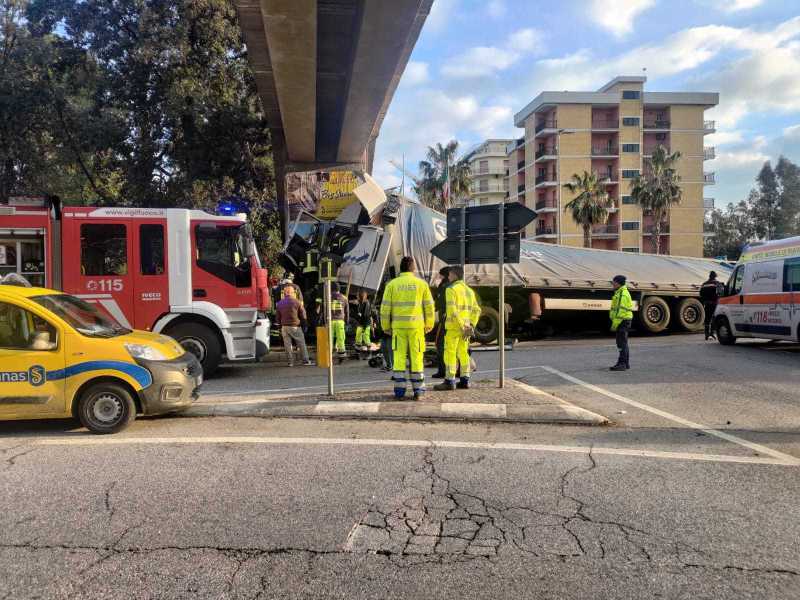 SS16, Tir si schianta contro il sovrappasso