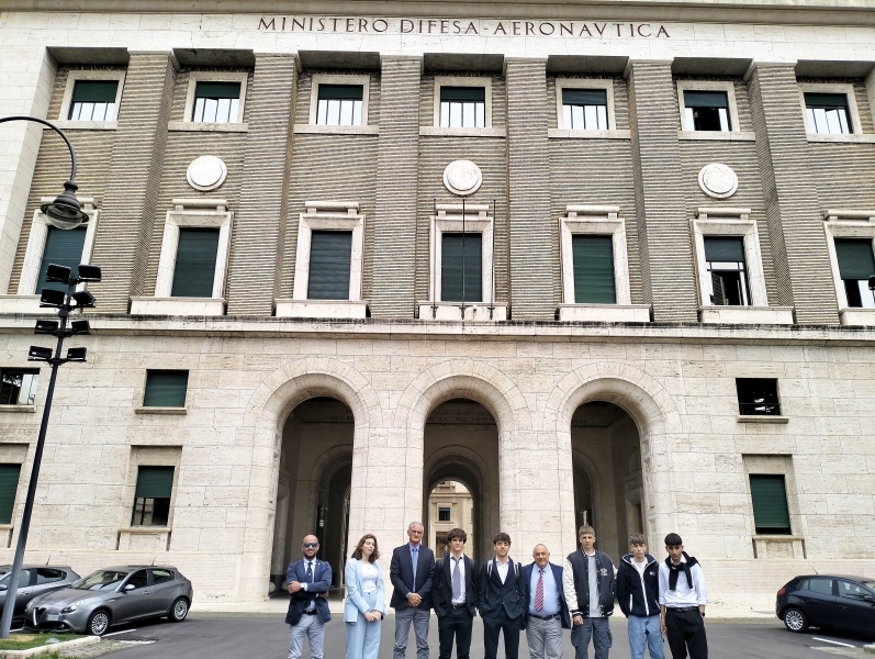 6-Studenti-Mattioli-e-Mattei-ingresso-Palazzo-Aeronautica