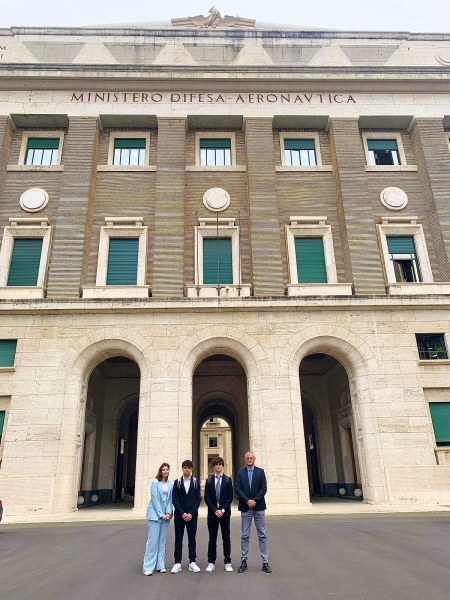 7-Studenti-Mattioli-ingresso-Palazzo-Aeronautica