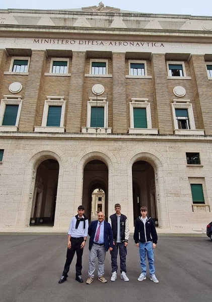 8-Studenti-Mattei-ingresso-Palazzo-Aeronautica