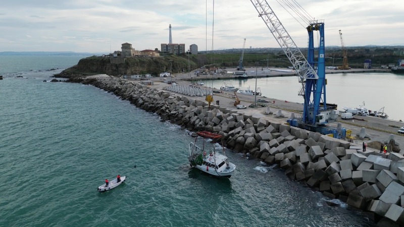 Vasto, recuperato il peschereccio affondato