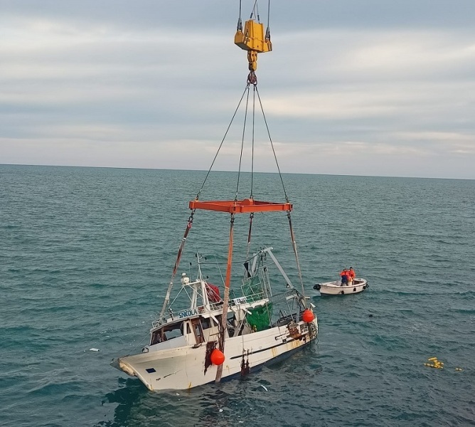 Vasto, recuperato il peschereccio affondato