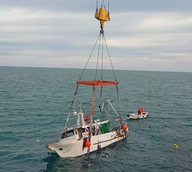 Vasto, recuperato il peschereccio affondato