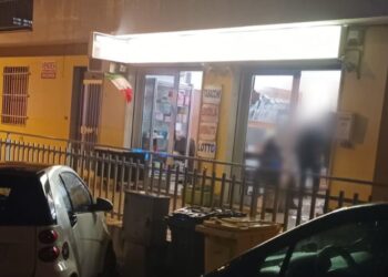 Rapina in tabaccheria: la titolare reagisce e mette in fuga il malvivente