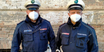 Anziana cade in casa, provvidenziale l’intervento della polizia locale