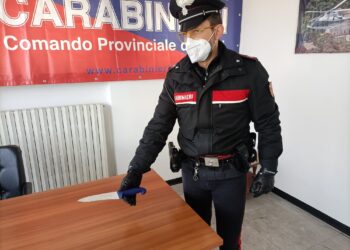 Entra nel bar rifiutando di esibire il green pass, estrae un coltello e minaccia i clienti: denunciato 27enne