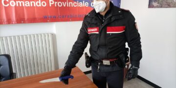 Entra nel bar rifiutando di esibire il green pass, estrae un coltello e minaccia i clienti: denunciato 27enne