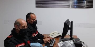 Evade e prova ad avvisare il figlio per nascondere la droga, entrambi denunciati