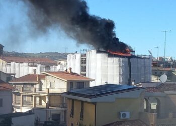 San Salvo, a fuoco il tetto di un edificio in ristrutturazione. Vigili del fuoco intervengono con l’autoscala