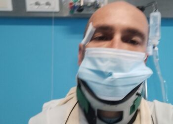 Come 3 anni fa: cade dalla bici a causa di un’auto e finisce in ospedale