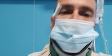 Come 3 anni fa: cade dalla bici a causa di un’auto e finisce in ospedale