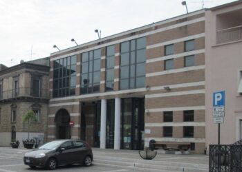 Protesta contro il caro-energia: a San Salvo al buio la Porta della Terra