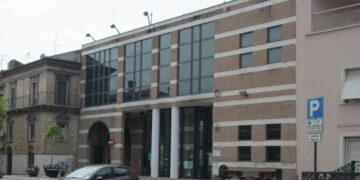 Protesta contro il caro-energia: a San Salvo al buio la Porta della Terra