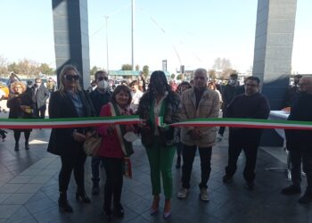 Dopo tre mesi riapre il Centro Commerciale Insieme: «È il giorno della rinascita»