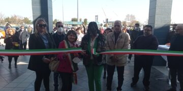 Dopo tre mesi riapre il Centro Commerciale Insieme: «È il giorno della rinascita»