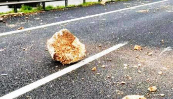 Masso cade sull’autostrada, carreggiata chiusa per alcune ore