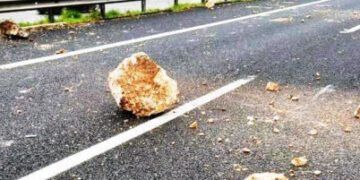 Masso cade sull’autostrada, carreggiata chiusa per alcune ore