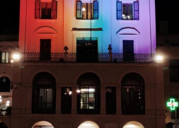 Il municipio s’illumina con i colori della pace in sostegno del popolo ucraino