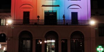 Il municipio s’illumina con i colori della pace in sostegno del popolo ucraino