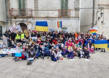 No alla guerra, sì alla pace e alla solidarietà: gli studenti di Pollutri scendono in piazza per l’Ucraina