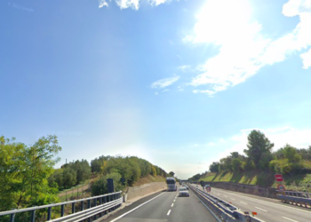Chiede soccorso alla Stradale e poi si lancia, a piedi, tra le corsie della A14 e viene travolto da un furgone