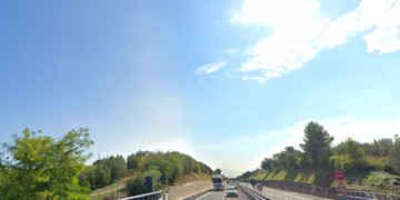 Chiede soccorso alla Stradale e poi si lancia, a piedi, tra le corsie della A14 e viene travolto da un furgone