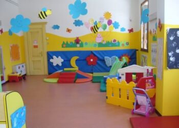 Cambio gestione per l’asilo “L’Arcobaleno”, buste paga ridimensionate