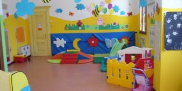 Cambio gestione per l’asilo “L’Arcobaleno”, buste paga ridimensionate