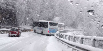 Ancora neve, scuole chiuse nell’entroterra. A Gissi sbanda autobus di studenti
