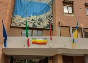 Bandiere a mezz’asta e omaggi alla memoria: Vasto e San Salvo ricordano le vittime della pandemia