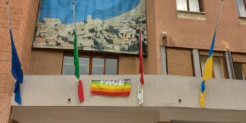 Bandiere a mezz’asta e omaggi alla memoria: Vasto e San Salvo ricordano le vittime della pandemia