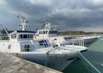 Caro gasolio, pescatori riconsegnano i documenti e restano a terra: «Così non si può più lavorare»