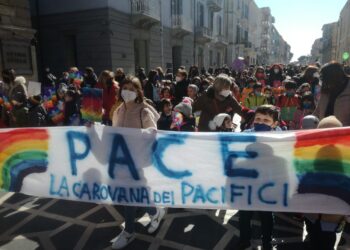 La “Carovana dei Pacifici” colora il centro città per dire “no” a tutte le guerre