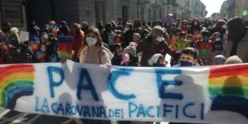 La “Carovana dei Pacifici” colora il centro città per dire “no” a tutte le guerre